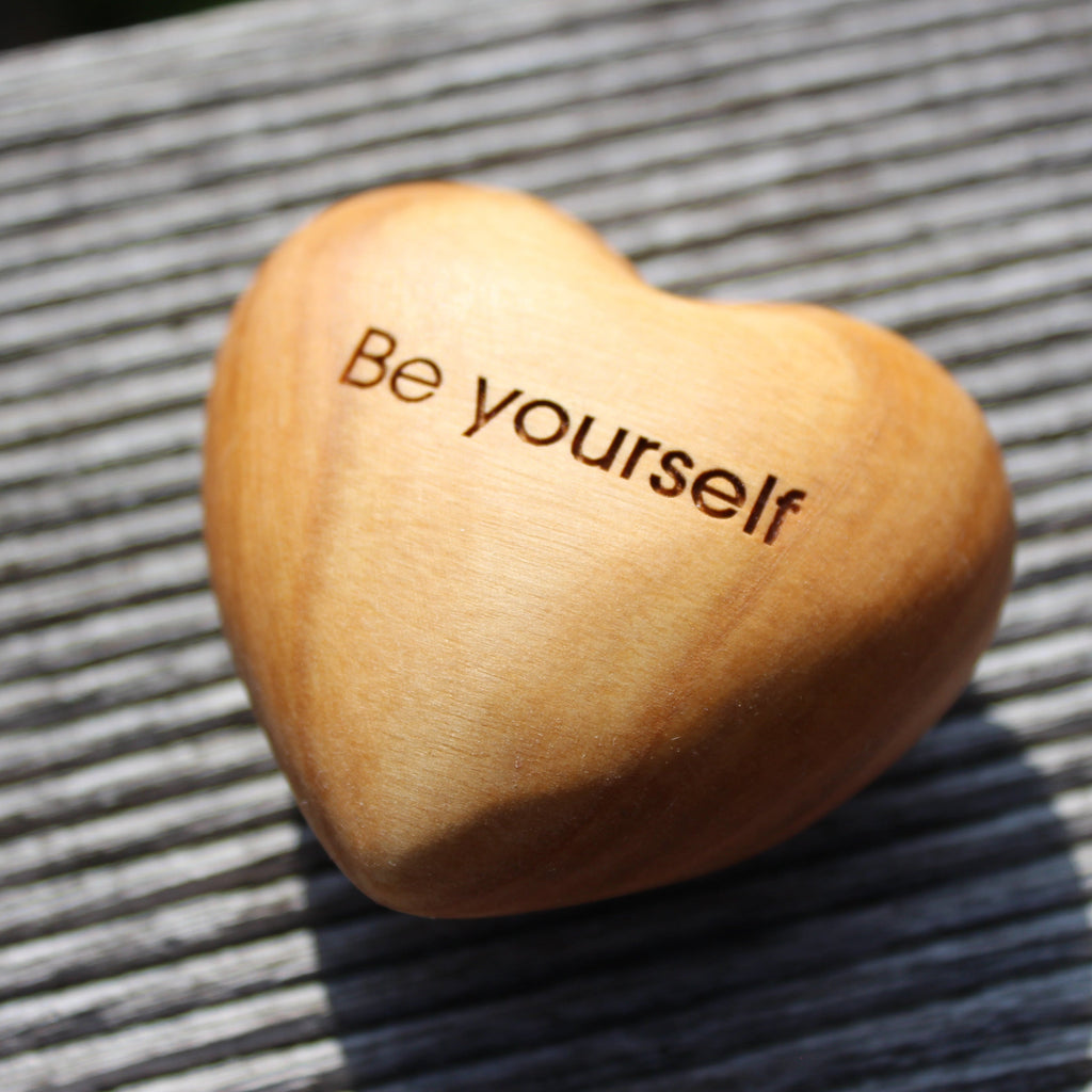 Thankgoods Handschmeichler Holzherz Be yourself als Geschenkidee.