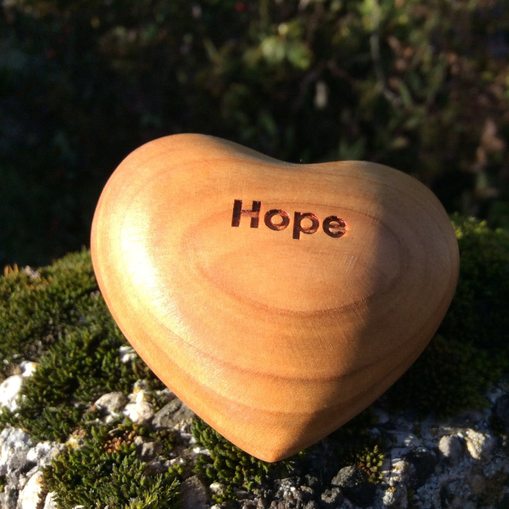 Thankgoods Holzherz Hope als Geschenk für Hoffnung zum Weitergeben. Ein herzliches Geschenk!