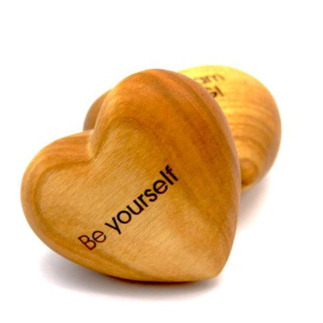 Thankgoods Handschmeichler Holzherz Be yourself als Geschenkidee.